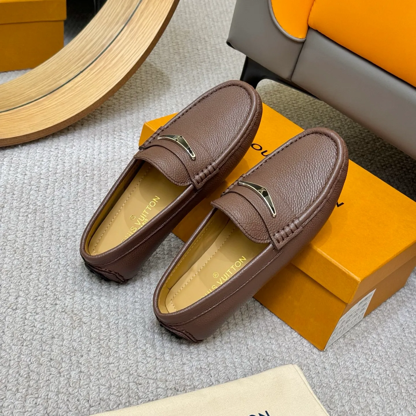 Men's men's shoes 💰420 (Yangli) LV 2⃣️0⃣️2⃣️5️⃣Spring and summer counter GLORIA series models ✈️Original factory special leather production, original last type. A classic driving slip-on casual shoe that shows an elegant style with exquisite craftsmanship details such as Monogram embossing all over the upper🌀Italian imported calfskin fabric Sheepskin foot pads➕Inside～Private mold replica sole Unique style Comfortable driving slip-on Size: 4-12 (38-46) Comes with [Counter packaging: original box, wrapping paper, card, instruction manual, shoehorn, cloth bag] No pressure to enter and leave the counter!